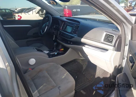 2018 Toyota Highlander Le z USA, uszkodzony, nr VIN 5TDZARFH8JS038855